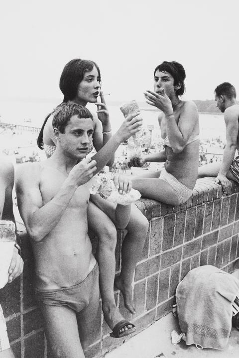 Will McBride - Stöffie, Magda und Evi am Strandbad Wannsee mit Popcorn, Berlin