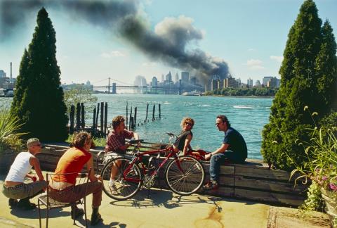 Thomas Höpker - Blick von Williamsburg, Brooklyn, auf Manhattan, 11. September 2001